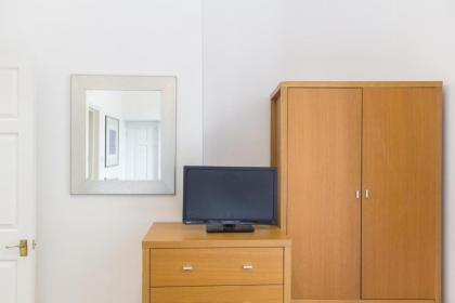 Larger Groups Excel Canary Wharf Apartments with Parking - image 5