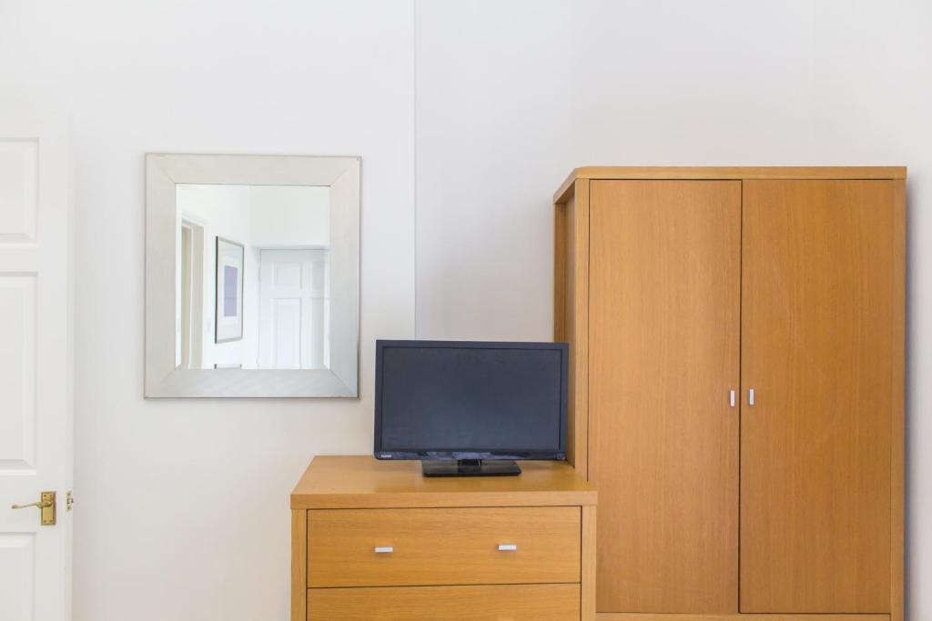 Larger Groups Excel Canary Wharf Apartments with Parking - image 5