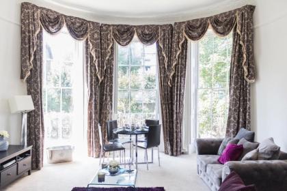 Larger Groups Excel Canary Wharf Apartments with Parking - image 9