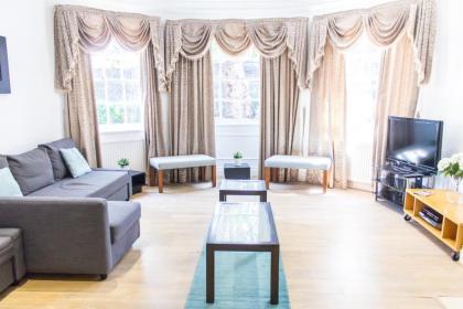 Spacious Canary Wharf Apartment with Large Garden & Parking