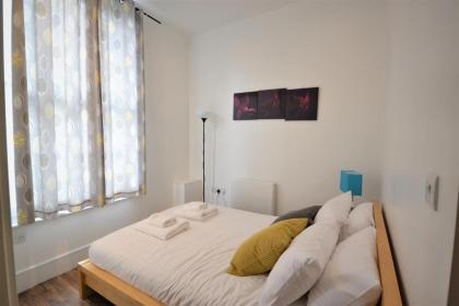 Bright and Modern Bayswater Apartment - image 11