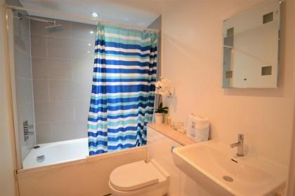 Bright and Modern Bayswater Apartment - image 12