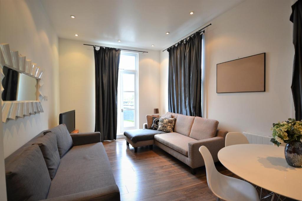 Bright and Modern Bayswater Apartment - image 4