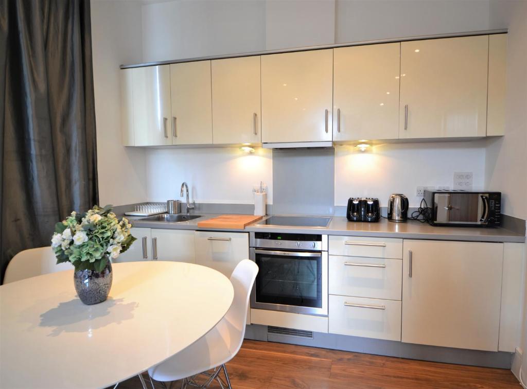 Bright and Modern Bayswater Apartment - image 5