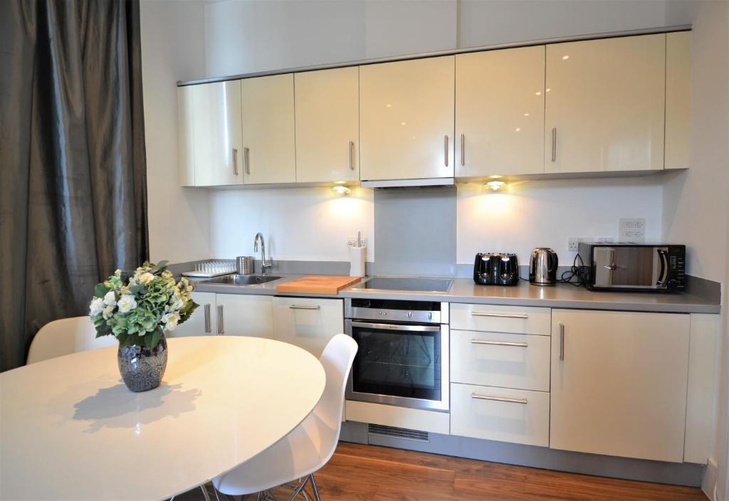 Bright and Modern Bayswater Apartment - image 6