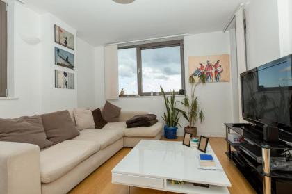 Centrally located spacious flat with amazing views - image 1
