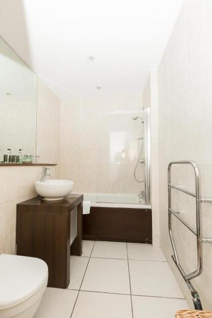 Centrally located spacious flat with amazing views - image 10