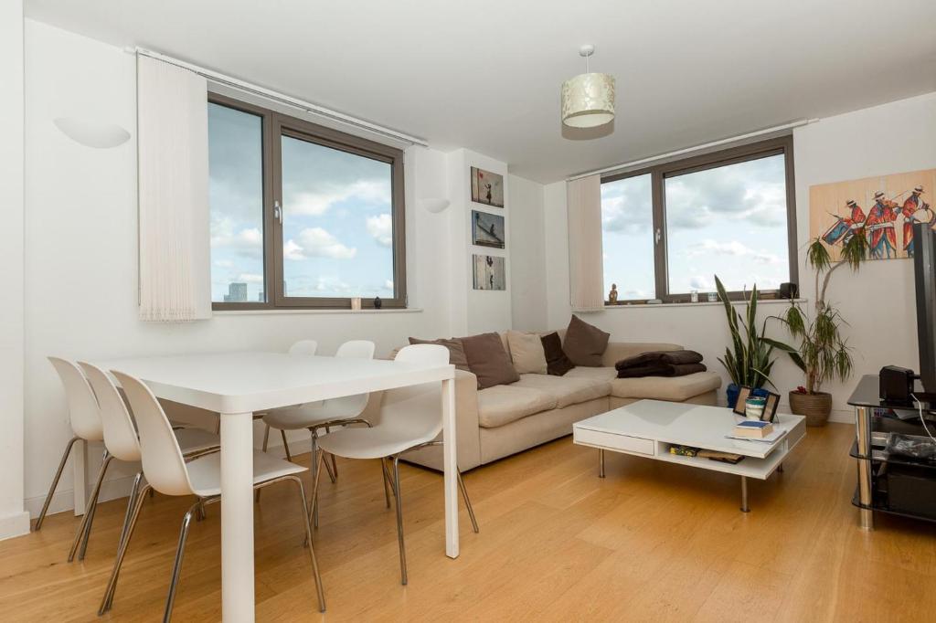 Centrally located spacious flat with amazing views - image 2