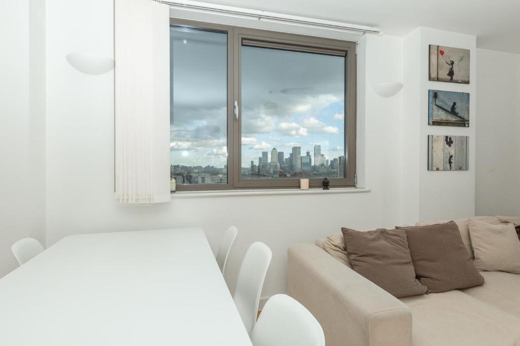 Centrally located spacious flat with amazing views - image 3
