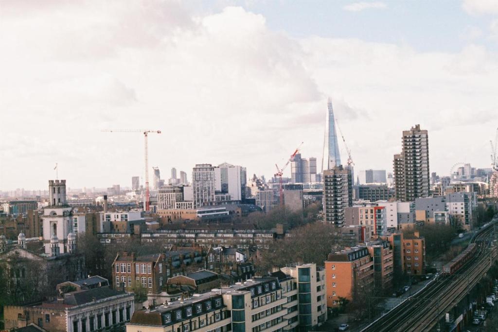 Centrally located spacious flat with amazing views - image 6