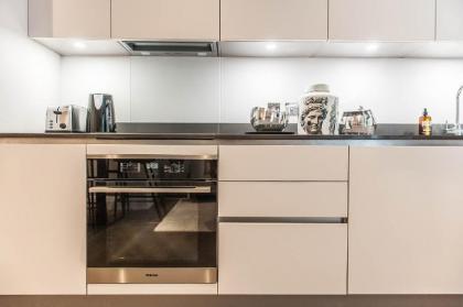 Amazing two bed stones throw from Holborn - image 4