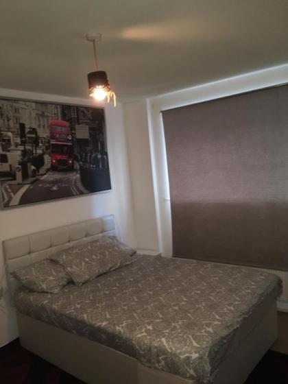 East London Apartment - image 8