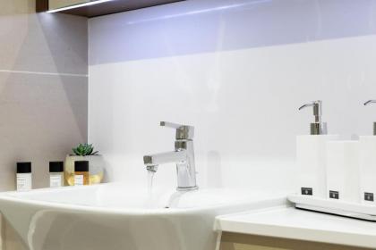 One Bedroom apartment in Aldgate - image 3