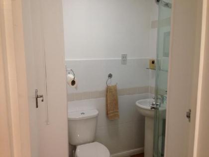 Apple House Guesthouse Heathrow Airport - image 5