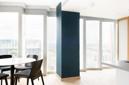 The Stratford Escape - Modern & Bright 2BDR Loft with Amazing Views - image 3