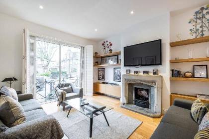 the Porchester Gardens   modern  Bright 4BDR with Garden and Parking