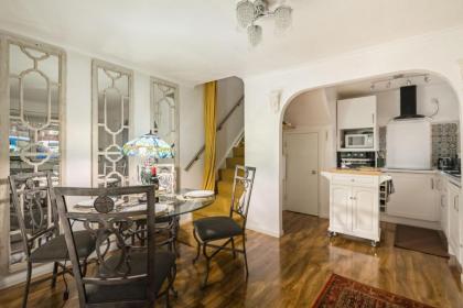 Exclusive Home in Acton by UnderTheDoormat - image 15