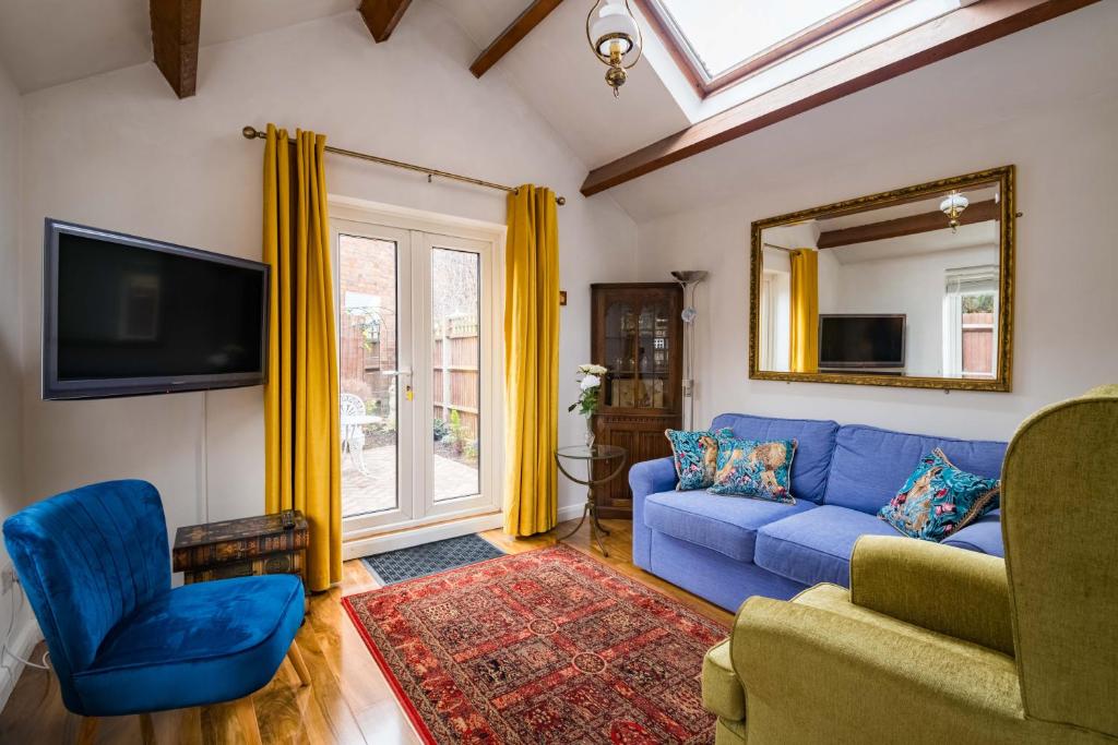 Exclusive Home in Acton by UnderTheDoormat - image 2