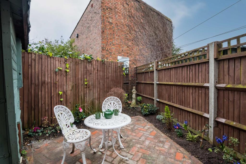 Exclusive Home in Acton by UnderTheDoormat - image 4