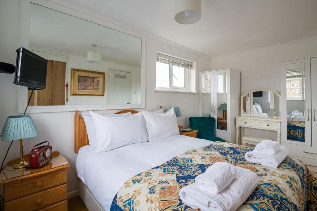 Exclusive Home in Acton by UnderTheDoormat - image 7