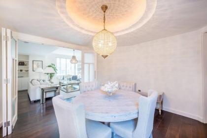 Luxurious 3-Bed Apartment in London - image 10