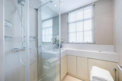 Luxurious 3-Bed Apartment in London - image 11
