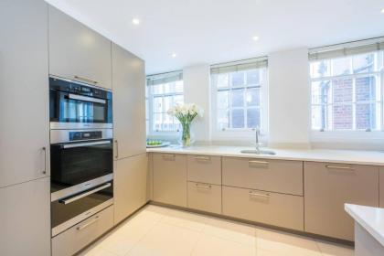 Luxurious 3-Bed Apartment in London - image 13