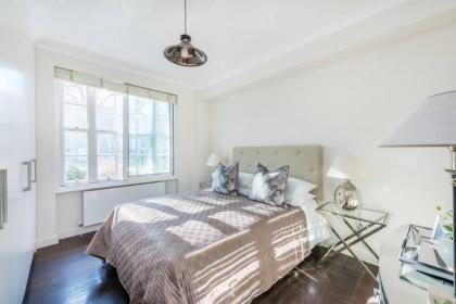 Luxurious 3-Bed Apartment in London - image 14