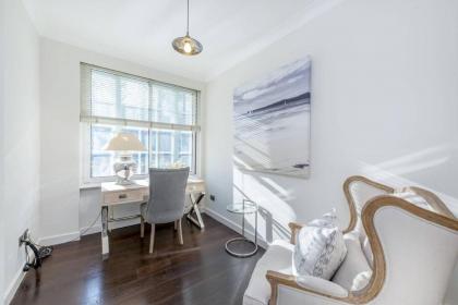 Luxurious 3-Bed Apartment in London - image 16