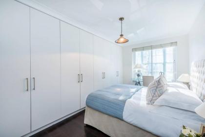 Luxurious 3-Bed Apartment in London - image 17