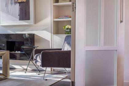 Luxurious 3-Bed Apartment in London - image 18