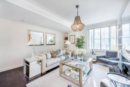 Luxurious 3-Bed Apartment in London - image 2