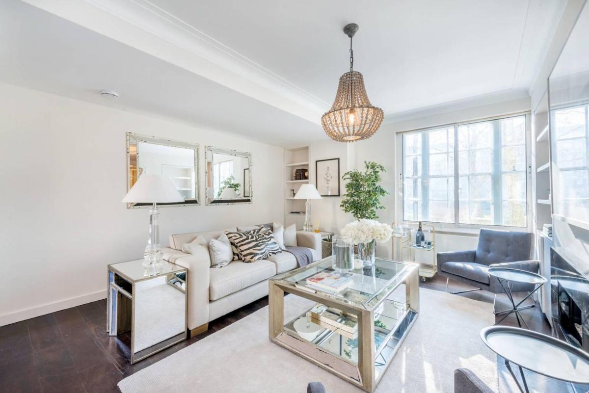 Luxurious 3-Bed Apartment in London - image 2