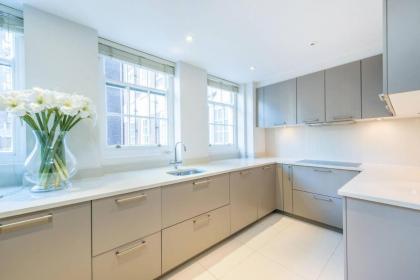 Luxurious 3-Bed Apartment in London - image 3