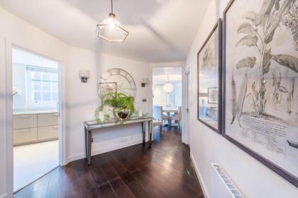 Luxurious 3-Bed Apartment in London - image 6