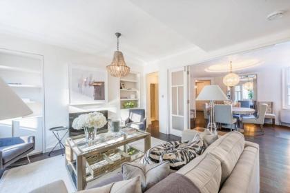 Luxurious 3-Bed Apartment in London - image 7