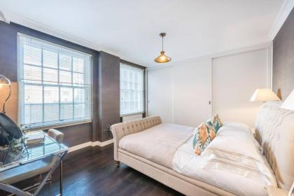 Luxurious 3-Bed Apartment in London - image 8