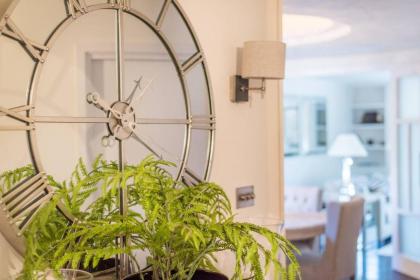 Luxurious 3-Bed Apartment in London - image 9