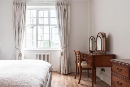 Stylish Art Deco 1 bedroom in West London - image 10