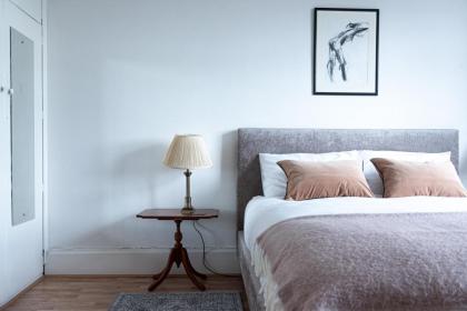 Stylish Art Deco 1 bedroom in West London - image 11