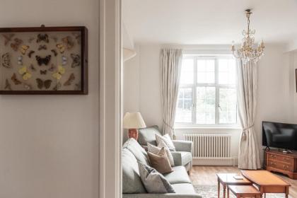 Stylish Art Deco 1 bedroom in West London - image 16