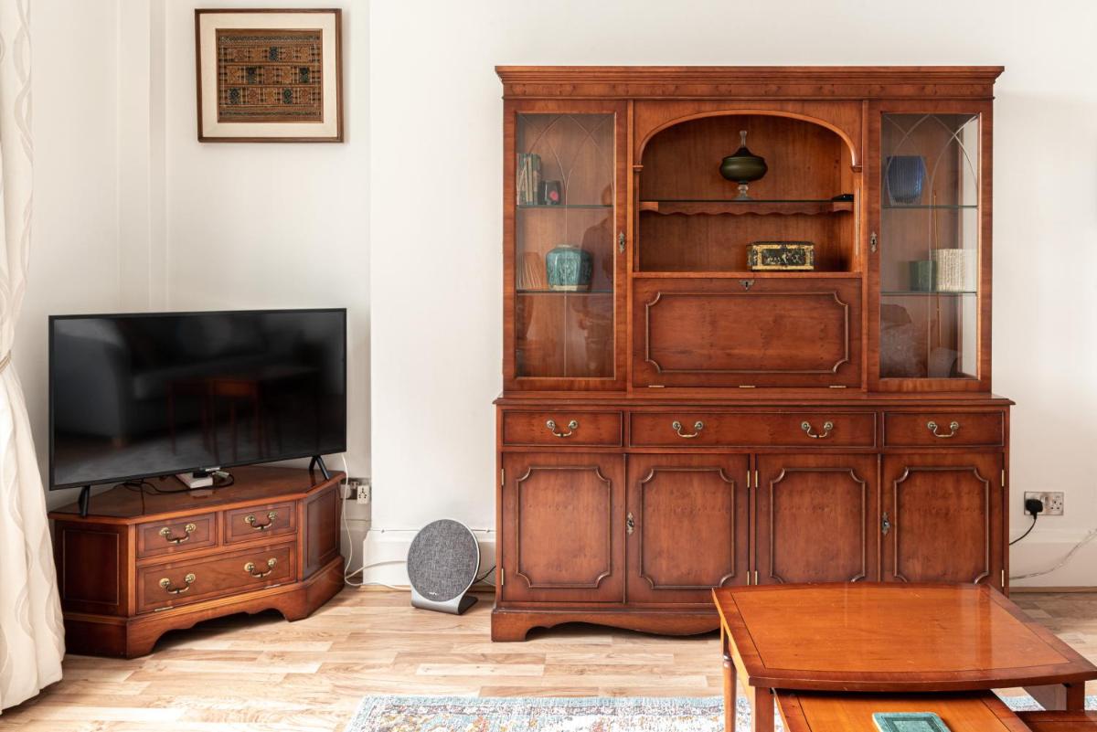 Stylish Art Deco 1 bedroom in West London - image 2