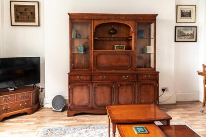 Stylish Art Deco 1 bedroom in West London - image 6