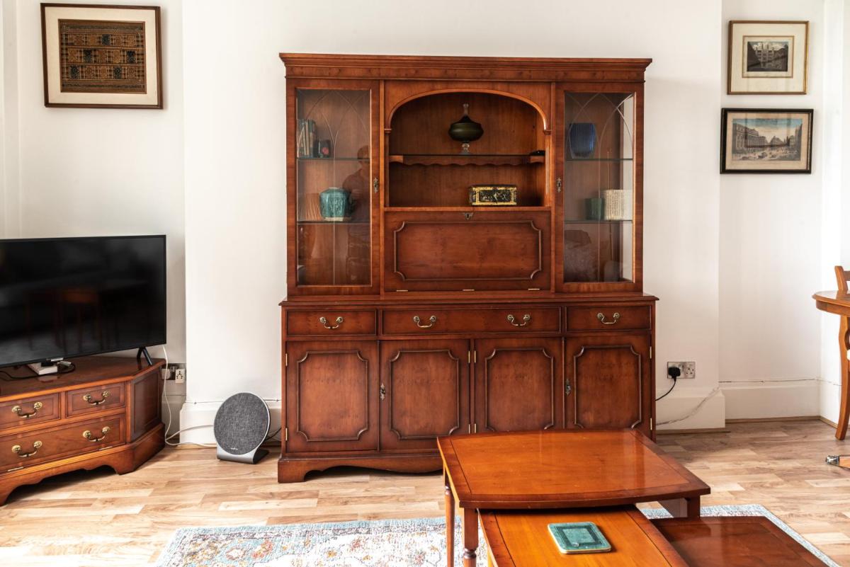 Stylish Art Deco 1 bedroom in West London - image 6