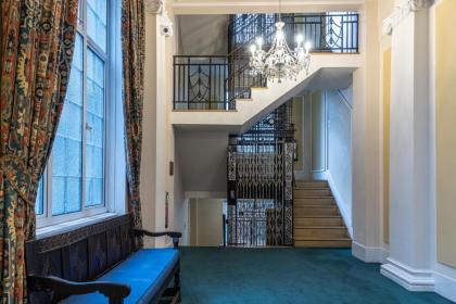 Stylish Art Deco 1 bedroom in West London - image 8