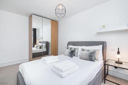 1BR Duplex apartment 10 min from Regents Park - image 2