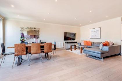 Stunning 3-bedroom in the heart of London with parking-hosted by Sweetstay