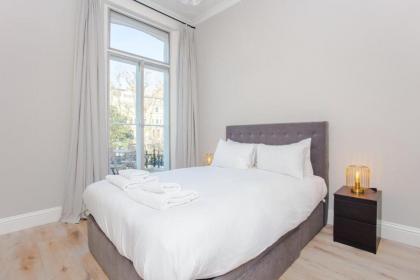Modern & Spacious 1 Bedroom Apartment in London - image 10