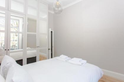 Modern & Spacious 1 Bedroom Apartment in London - image 11