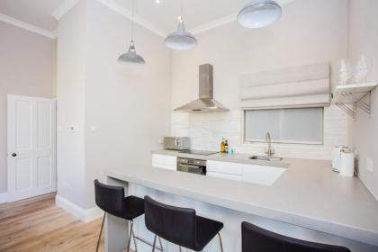 Modern & Spacious 1 Bedroom Apartment in London - image 12
